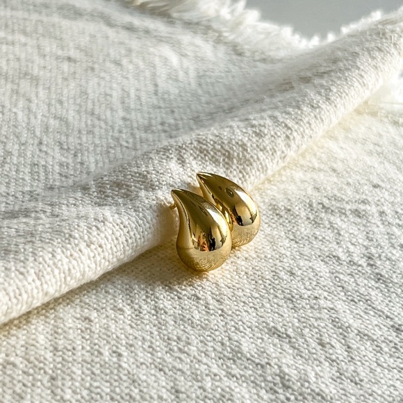 18K Gold Plated Tear Drop Earrings | New - Picture 2 of 3